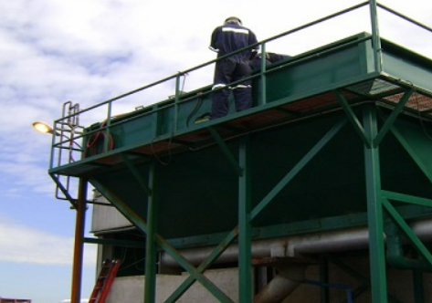 Sala limpia en laboratorio farmacéutico
