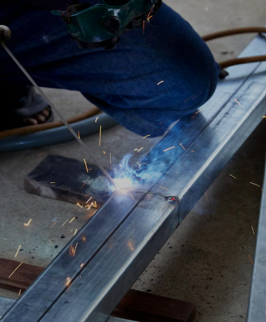 Ingeniero revisando planos de estructura de acero